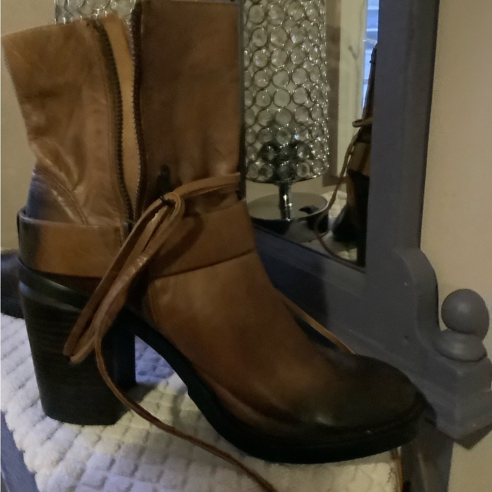 Gorgeous soft leather unique comfortable boots